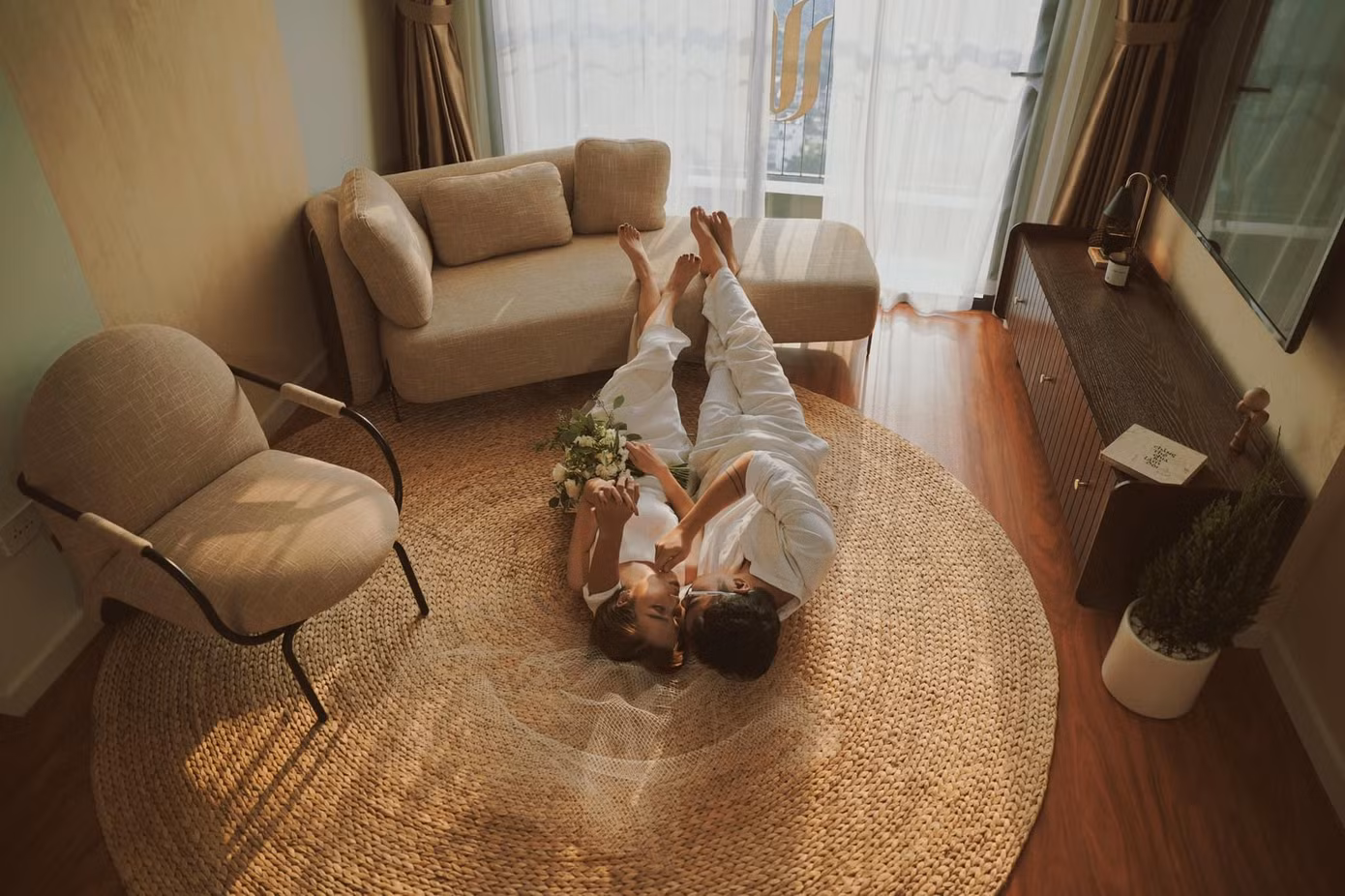 Được biết, Xuân Quỳnh và Trung Đức đều làm MC trải nghiệm của VTV và biết đến nhau trong chuyến đi công tác đầu tiên của chương trình S Việt Nam tại tỉnh Sơn La. "Ngay sau chuyến công tác đó, mình và anh Đức đã bắt đầu tìm hiểu và yêu nhau với vô vàn cảm xúc, từ tò mò đối phương, hồi hộp đến đồng điệu về tâm hồn. Và chương trình S Việt Nam chính là sự khởi đầu, kết nối và gắn bó với chúng mình đến tận bây giờ", nữ MC nhớ lại cơ duyên gặp gỡ với bạn trai.