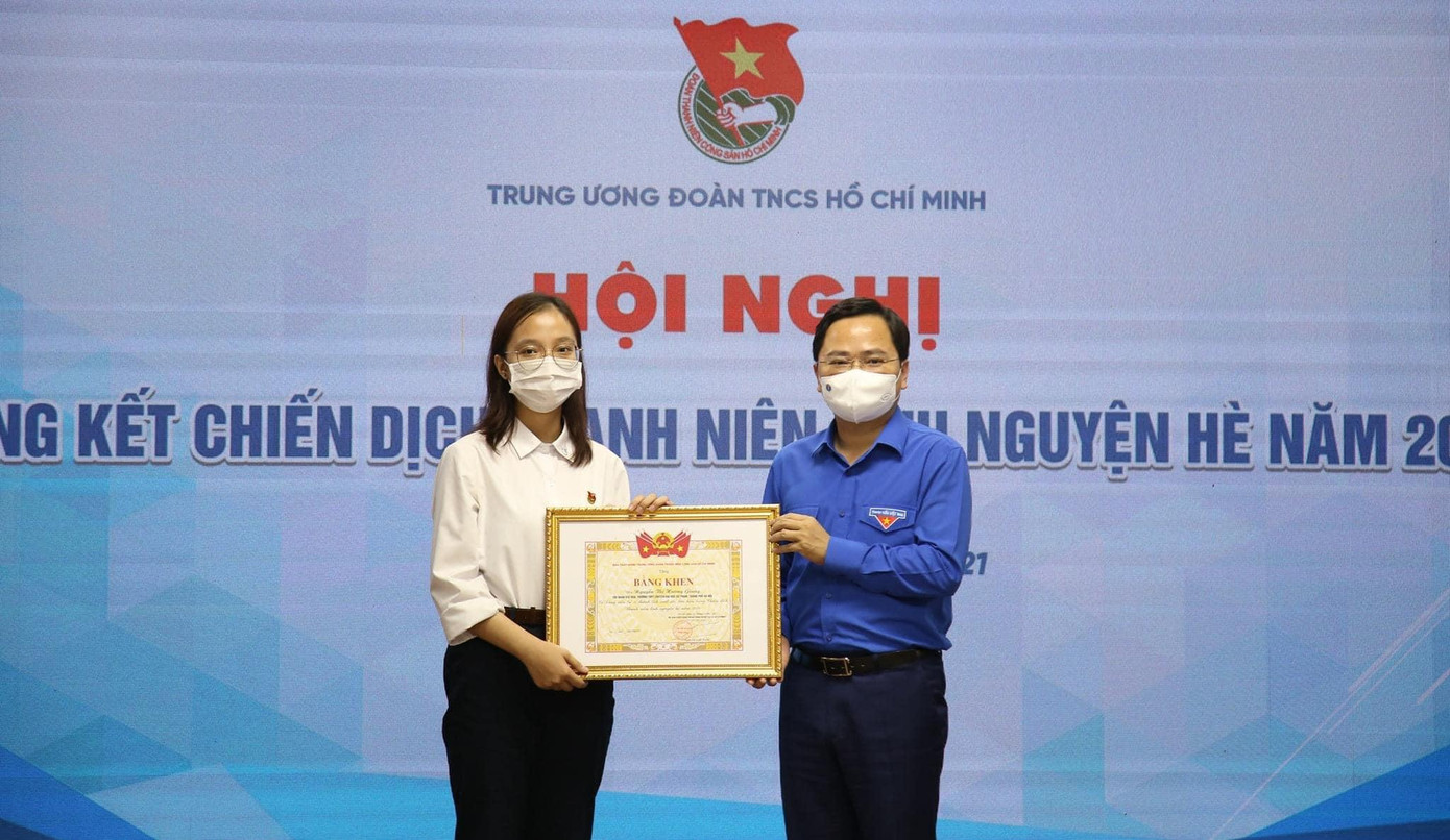 Nguyễn Thị Hương Giang nhận bằng khen của Trung ương Đoàn tại Hội nghị tổng kết Chiến dịch Thanh niên tình nguyện hè năm 2021. Nguyễn Thị Hương Giang nhận bằng khen của Trung ương Đoàn tại Hội nghị tổng kết Chiến dịch Thanh niên tình nguyện hè năm 2021.