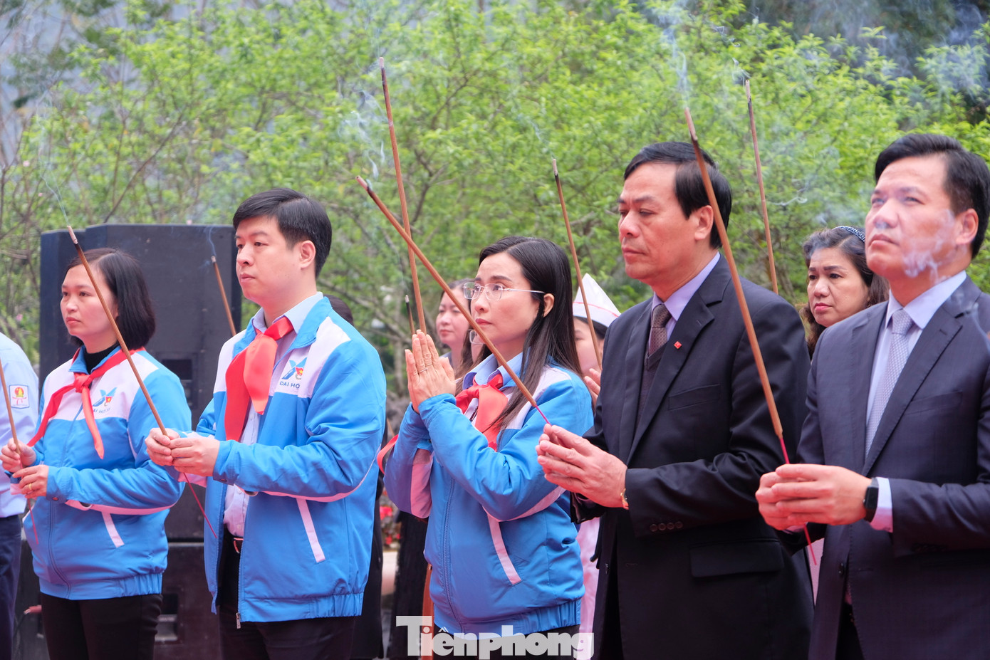 Chị Nguyễn Phạm Duy Trang cùng lãnh đạo Tỉnh ủy Cao Bằng thắp hương tưởng niệm Anh hùng liệt sỹ Kim Đồng. - Ảnh: Châu Linh Chị Nguyễn Phạm Duy Trang cùng lãnh đạo Tỉnh ủy Cao Bằng thắp hương tưởng niệm Anh hùng liệt sỹ Kim Đồng. - Ảnh: Châu Linh