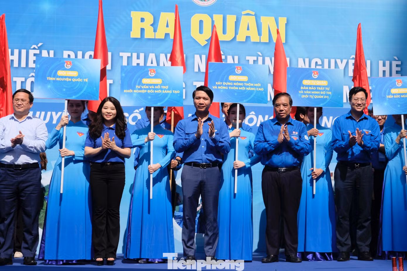 Ra mắt 10 đội hình tình nguyện và trao thẻ TNV.