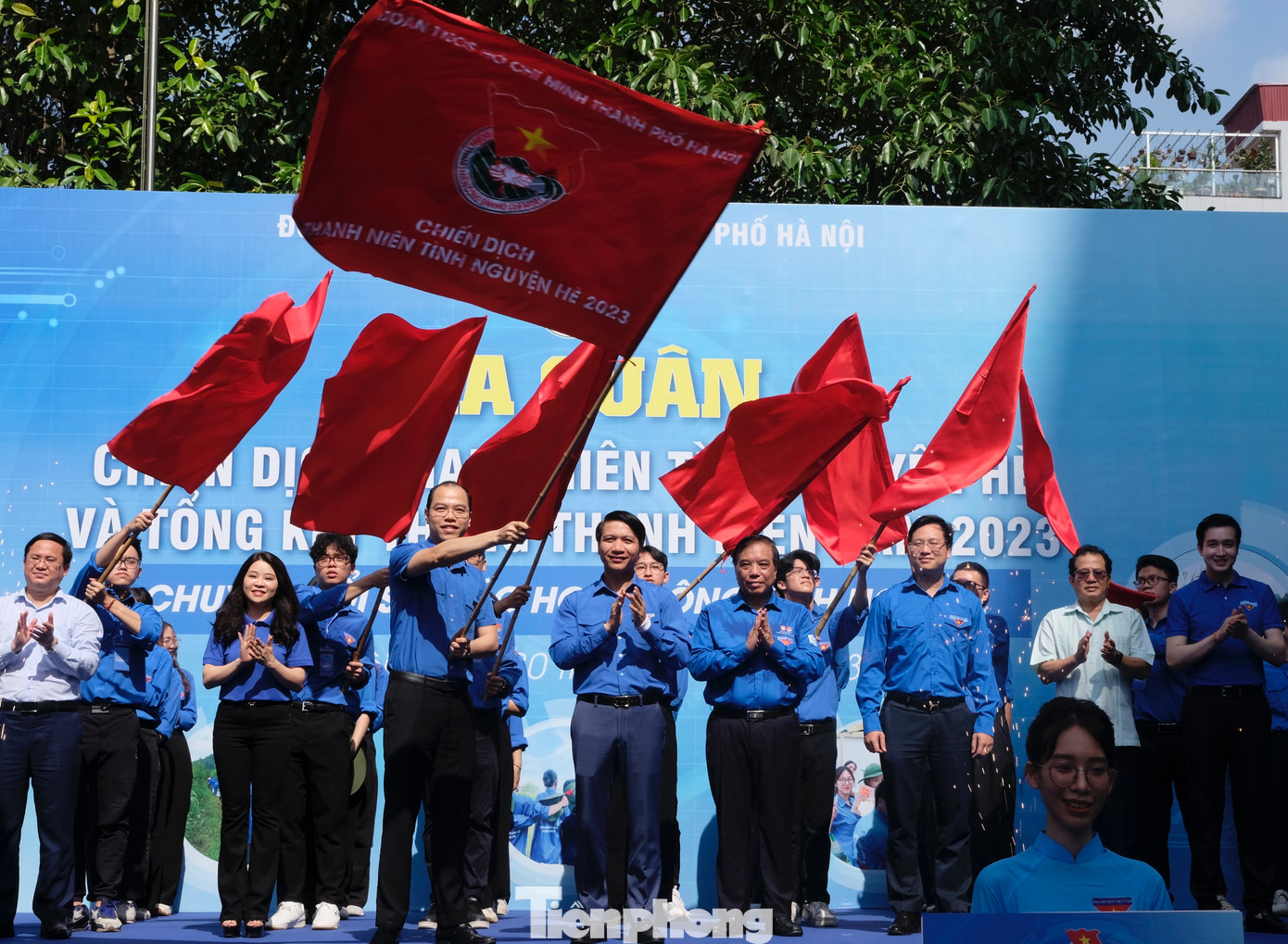 Anh Nguyễn Ngọc Lương - Bí thư Thường trực T.Ư Đoàn, Chủ tịch T.Ư Hội Liên hiệp thanh niên Việt Nam trao cờ phát động chiến dịch TNTN Hè cho anh Nguyễn Tiến Hưng - Phó Bí thư Thành Đoàn, Chủ tịch HSV TP. Hà Nội, Trưởng ban chỉ đạo Chiến dịch TNTN Hè năm 2023. Anh Nguyễn Ngọc Lương - Bí thư Thường trực T.Ư Đoàn, Chủ tịch T.Ư Hội Liên hiệp thanh niên Việt Nam trao cờ phát động chiến dịch TNTN Hè cho anh Nguyễn Tiến Hưng - Phó Bí thư Thành Đoàn, Chủ tịch HSV TP. Hà Nội, Trưởng ban chỉ đạo Chiến dịch TNTN Hè năm 2023.