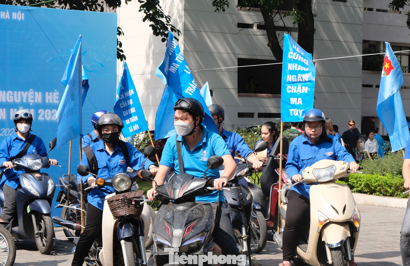 Ngay sau lễ ra quân, các bạn đoàn viên, thanh niên đã hăng hái thực hiện các hoạt động hưởng ứng. Ngay sau lễ ra quân, các bạn đoàn viên, thanh niên đã hăng hái thực hiện các hoạt động hưởng ứng.