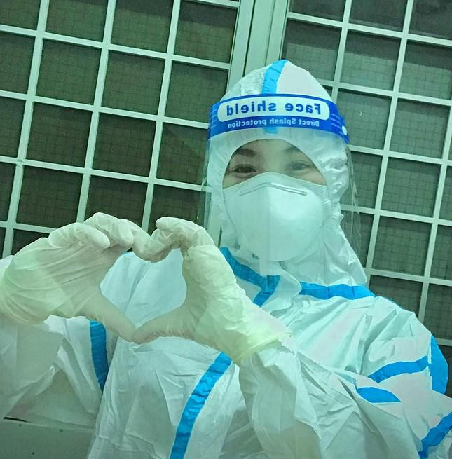 Trước đó, Uyên đăng ký tham gia chống dịch tại tỉnh Bình Dương. Trong một tháng tình nguyện ở huyện Dầu Tiếng, nữ sinh làm trong khu điều trị bệnh nhân F0. “Sau khi tình nguyện trở về Đắk Lắk, tôi thực hiện cách ly theo quy định. Ở trong khu cách ly, Uyên viết đơn xin tình nguyện tại tỉnh nhà. Sau khi hoàn thành cách ly, tôi được phân công đến làm trong khu điều trị này”, Uyên thông tin. Trước đó, Uyên đăng ký tham gia chống dịch tại tỉnh Bình Dương. Trong một tháng tình nguyện ở huyện Dầu Tiếng, nữ sinh làm trong khu điều trị bệnh nhân F0. “Sau khi tình nguyện trở về Đắk Lắk, tôi thực hiện cách ly theo quy định. Ở trong khu cách ly, Uyên viết đơn xin tình nguyện tại tỉnh nhà. Sau khi hoàn thành cách ly, tôi được phân công đến làm trong khu điều trị này”, Uyên thông tin.