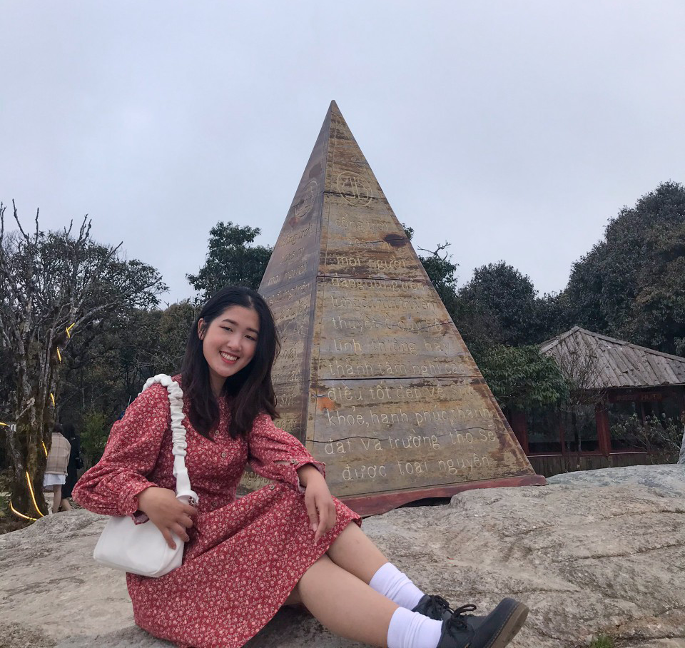 Bật mí thêm về công việc làm gia sư online, Hạnh cho rằng, gia sư là nghề đem lại thu nhập khá tốt và ổn định. Nếu các bạn có kiến thức vững một chút và nói năng lưu loát hoàn toàn có thể làm công việc này. Đối với những bạn trước đây từng làm ở các nhà hàng hay shop quần áo bây giờ bị mất việc thì có thể thông qua các trung tâm gia sư nhận lớp để thử công việc này. Tuy học phí các phụ huynh nhận gia sư mới cho con thường đều giảm nhưng vẫn là nguồn thu nhập ổn so với các nghề dịch vụ khác, nhất là ở thời điểm hiện tại.