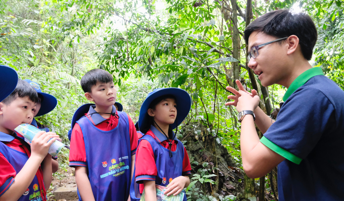 Vừa hào hứng trải nghiệm, em Đặng Kim Ngân - học sinh lớp 4, Trường Tiểu học Cúc Phương vừa đặt rất nhiều câu hỏi cho thầy Lưu (người hướng dẫn trải nghiệm). Ngân bày tỏ: "Khi vào rừng, em thấy khá choáng ngợp và tò mò về rất nhiều thứ, bởi từ những con côn trùng hay loài động vật, thực vật mới chỉ được ngắm, xem mô tả qua sách vở. Em hy vọng sẽ được tham gia nhiều chuyến đi thực tế hơn nữa để hiểu hơn về thiên nhiên". Ảnh: Châu Linh Vừa hào hứng trải nghiệm, em Đặng Kim Ngân - học sinh lớp 4, Trường Tiểu học Cúc Phương vừa đặt rất nhiều câu hỏi cho thầy Lưu (người hướng dẫn trải nghiệm). Ngân bày tỏ: "Khi vào rừng, em thấy khá choáng ngợp và tò mò về rất nhiều thứ, bởi từ những con côn trùng hay loài động vật, thực vật mới chỉ được ngắm, xem mô tả qua sách vở. Em hy vọng sẽ được tham gia nhiều chuyến đi thực tế hơn nữa để hiểu hơn về thiên nhiên". Ảnh: Châu Linh