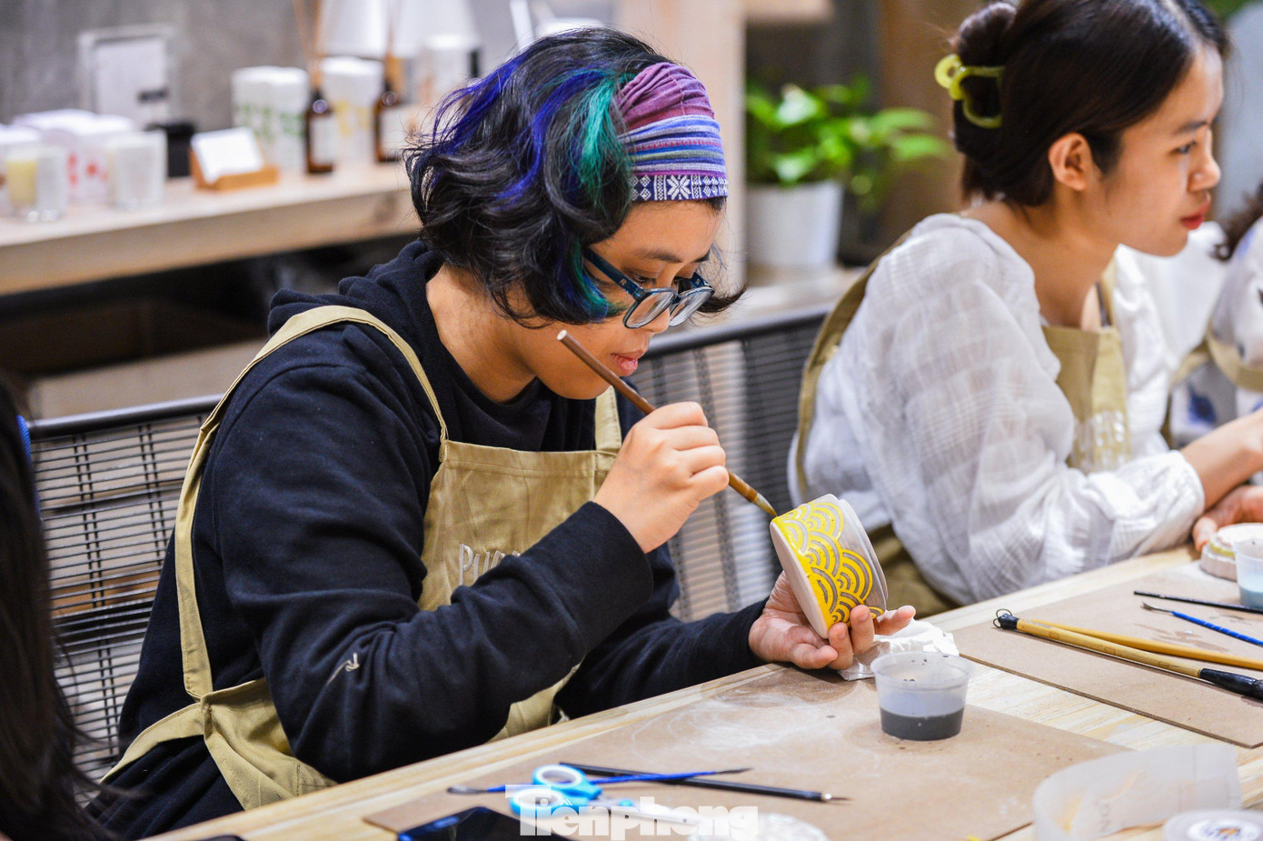 Chị Nguyễn Thùy Dương (34 tuổi, hiện đang làm công việc thiết kế) cho biết: “Làm trong lĩnh vực sáng tạo nên trải nghiệm này giúp mình có thêm nhiều cảm hứng trong công việc. Trong quá trình làm, mình cảm thấy khó trong việc kiểm soát độ đậm nhạt của màu sắc”.