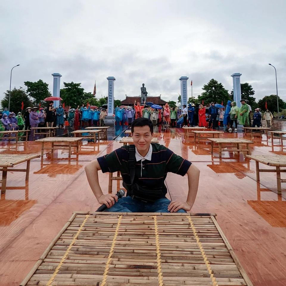 Mặc dù thời tiết không thuận lợi song nam MC cùng các bạn học sinh đã cố gắng tập luyện để "cháy" hết mình cùng các thí sinh tại trận chung kết ngày mai. Ảnh: FBNV. Mặc dù thời tiết không thuận lợi song nam MC cùng các bạn học sinh đã cố gắng tập luyện để "cháy" hết mình cùng các thí sinh tại trận chung kết ngày mai. Ảnh: FBNV.