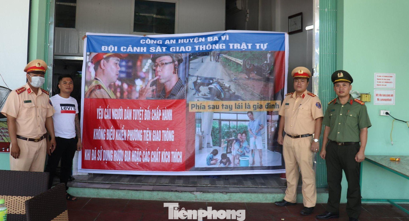Việc ra quân tuyên truyền của Đoàn Thanh niên Công an huyện Ba Vì có tính răn đe nhằm nâng cao ý thức của người dân khi tham gia giao thông.