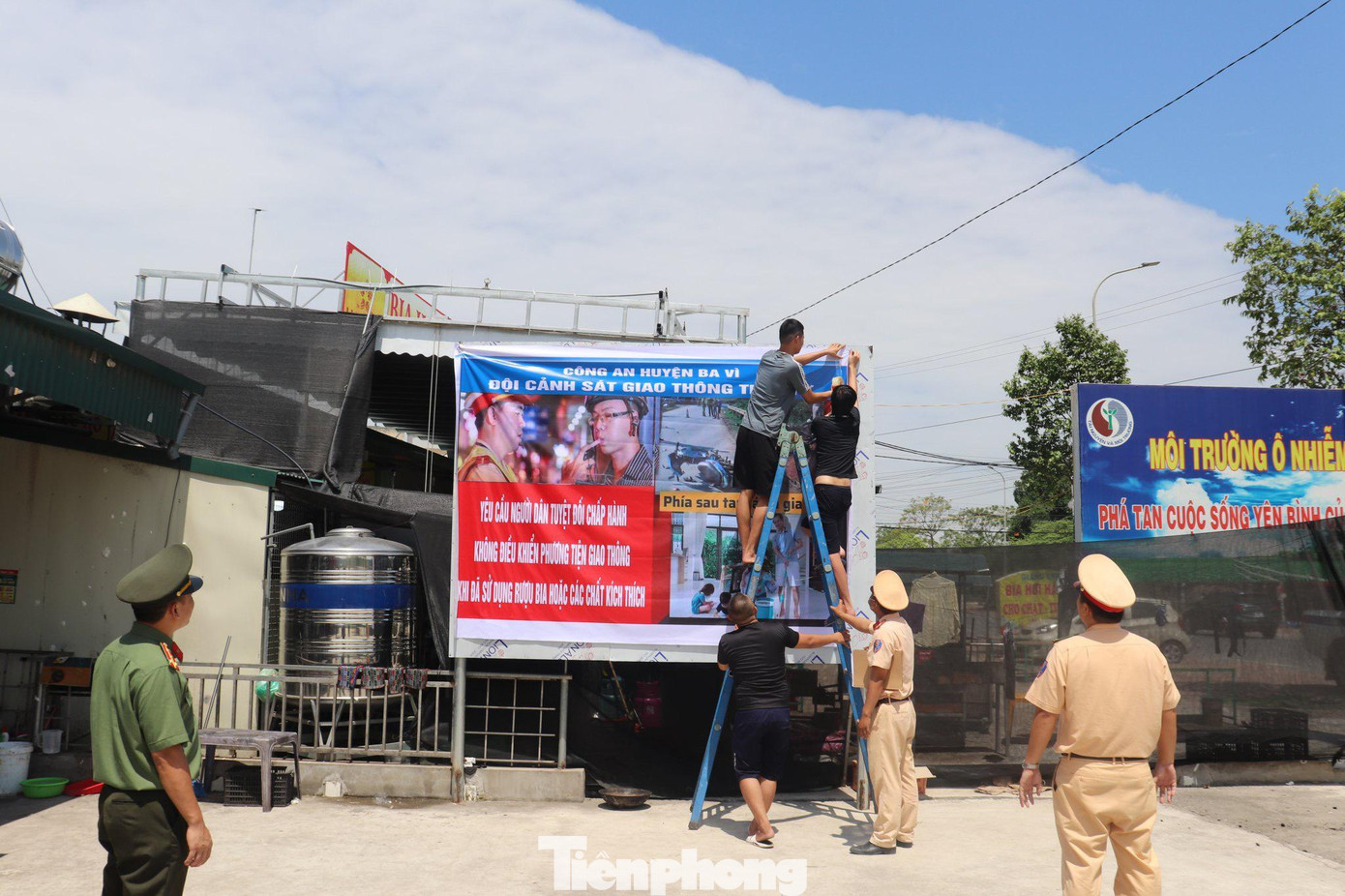 Đoàn Thanh niên Công an huyện hướng dẫn chủ quán nhậu dán banner cảnh báo không uống bia rượu khi tham gia giao thông trước một quán nhậu ở thị trấn Tây Đằng. Tấm banner được treo tại các cơ sở kinh doanh, nhà hàng ăn uống với nội dung: &quot;Yêu cầu người dân tuyệt đối chấp hành không điều khiển phương tiện giao thông khi đã sử dụng rượu bia hoặc các chất kích thích&quot;.