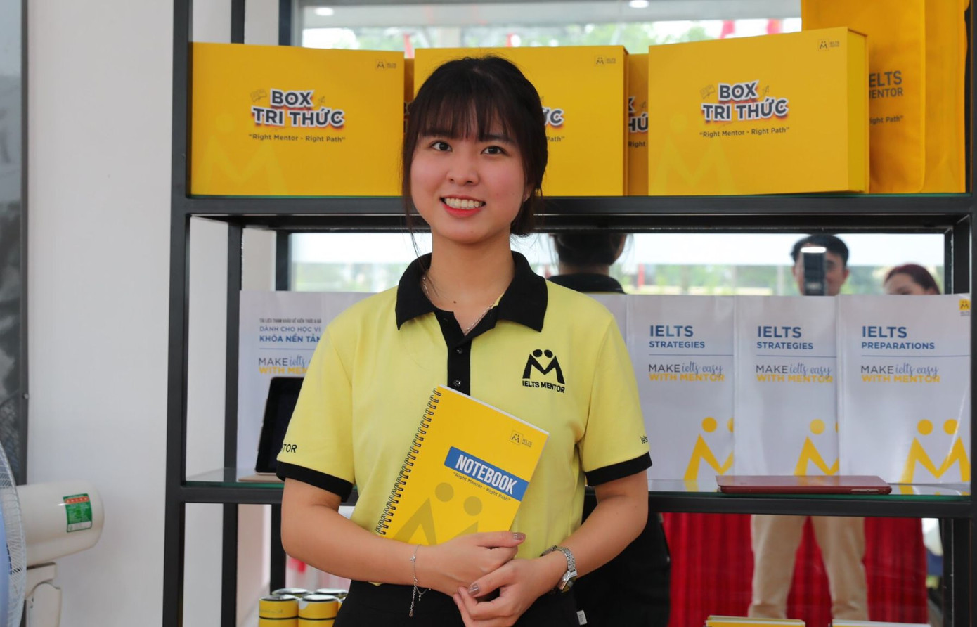 Hồng Vân (22 tuổi) đang làm quản lý học viên tại một trung tâm tiếng Anh.