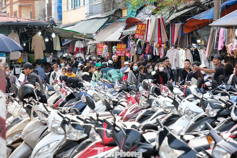 Theo ghi nhận của PV, chợ Nhà Xanh (phố Phan Văn Trường, Cầu Giấy, Hà Nội) luôn trong tình trạng &quot;tắc nghẽn&quot; giao thông bởi số lượng người đến mua sắm dịp Tết tăng cao. Các bạn trẻ thường truyền miệng nhau rằng phải có một sổ tay ghi chép lưu ý trước khi vào chợ như: cách thương lượng giá, cách chọn quán có nhiều đồ đẹp, cách xem đồ văn minh mà không khiến chủ quán &quot;khó tính&quot;...