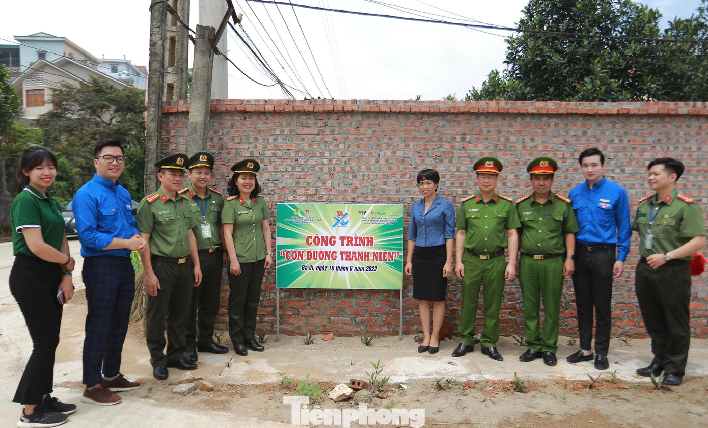 Hoạt động trao tặng công trình “Con đường thanh niên” xóm 6, thôn Tân An, xã Cẩm Lĩnh, huyện Ba Vì với chiều dài 1,8km trị giá 20 triệu đồng.