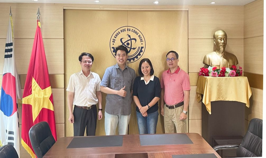 An (thứ 2 từ trái qua) tiếp tục học nghiên cứu sinh ở Anh trong thời gian tới.