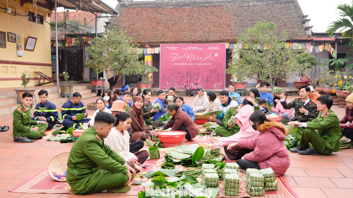 Cán bộ, chiến sĩ công an nhân dân và đoàn viên, thanh niên tham gia sôi nổi gói bánh chưng.