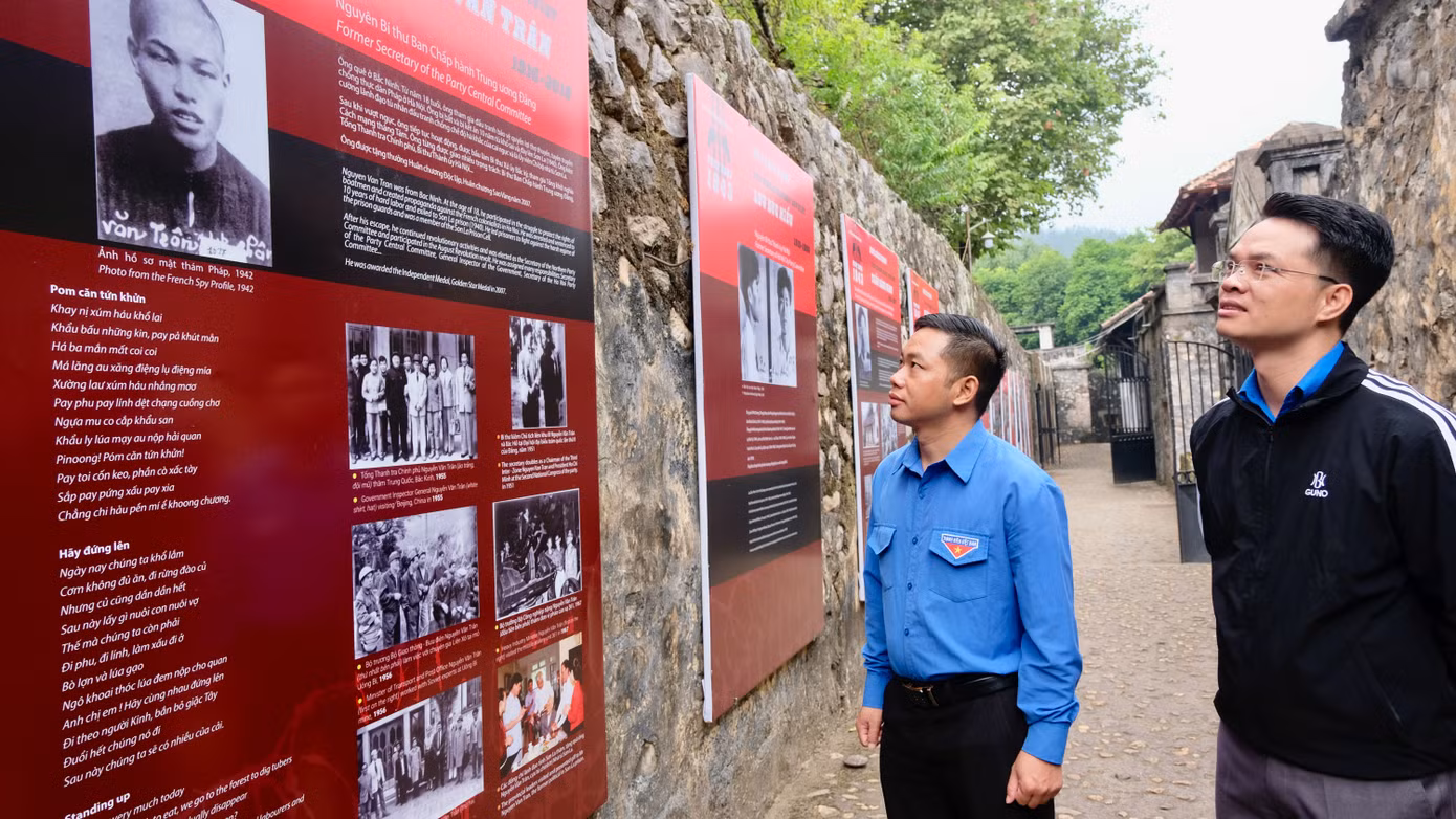 Trong khuôn khổ hội nghị giao ban công tác Đoàn và phong trào thanh thiếu nhi cụm miền núi Tây Bắc Bộ, hoạt động tham quan khu di tích lịch sử Nhà tù Sơn La đã tạo cơ hội để đại diện các Tỉnh Đoàn trực thuộc có cơ hội trải nghiệm, trau dồi thêm kiến thức và củng cố lòng yêu nước. Từ đó, mỗi cán bộ Đoàn sẽ có thêm nhiều sáng tạo, mô hình hay để giúp giáo dục tư tưởng chính trị cho các đoàn viên, thanh niên trên địa bàn. Ảnh: Châu Linh
