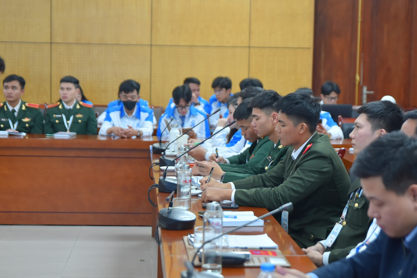 Các đại biểu tham dự tổ thảo luận.