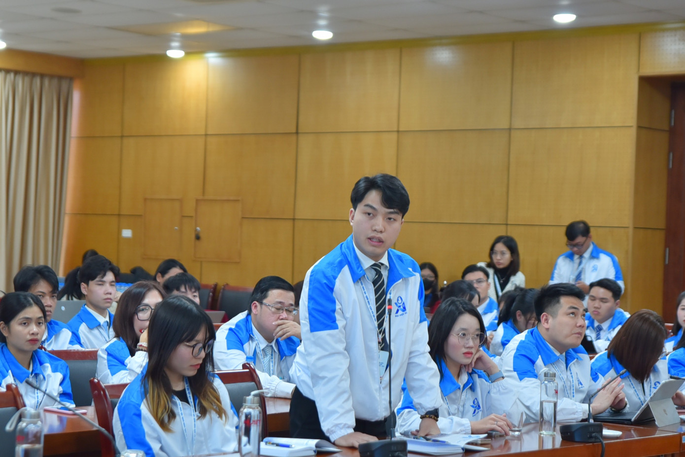 Các đại biểu sinh viên Việt Nam đang học tập tại nước ngoài đóng góp sôi nổi các ý kiến tại phiên thảo luận.