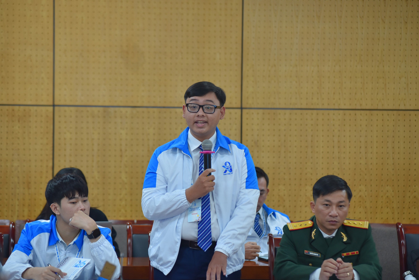 Đại biểu Nguyễn Hoàng Bảo Việt - sinh viên Học viện Cán bộ TPHCM chia sẻ tại tổ thảo luận số 1.