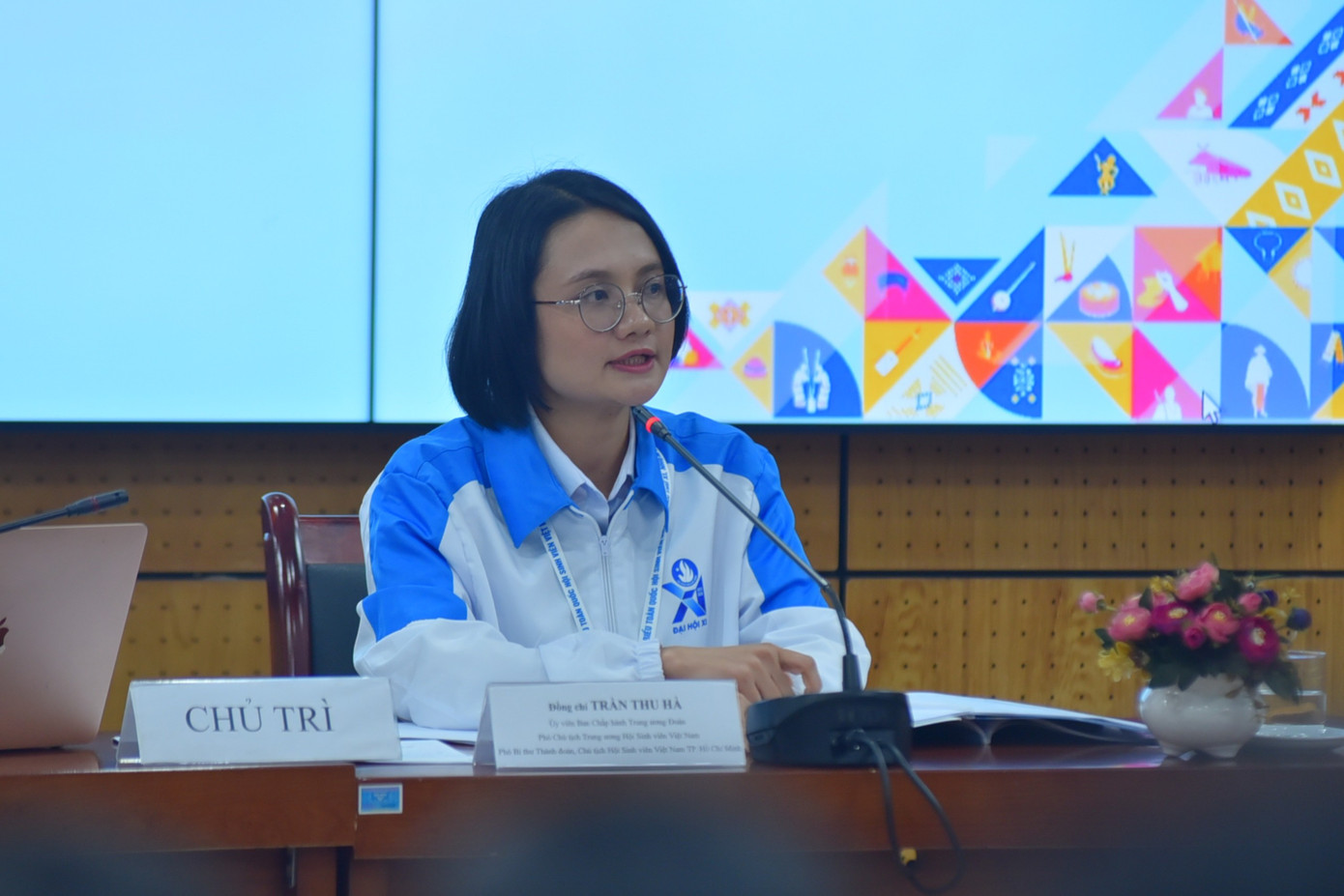 Chị Trần Thu Hà - Ủy viên BCH T.Ư Đoàn, Phó Chủ tịch T.Ư Hội Sinh viên Việt Nam chủ trì tổ thảo luận số 1.