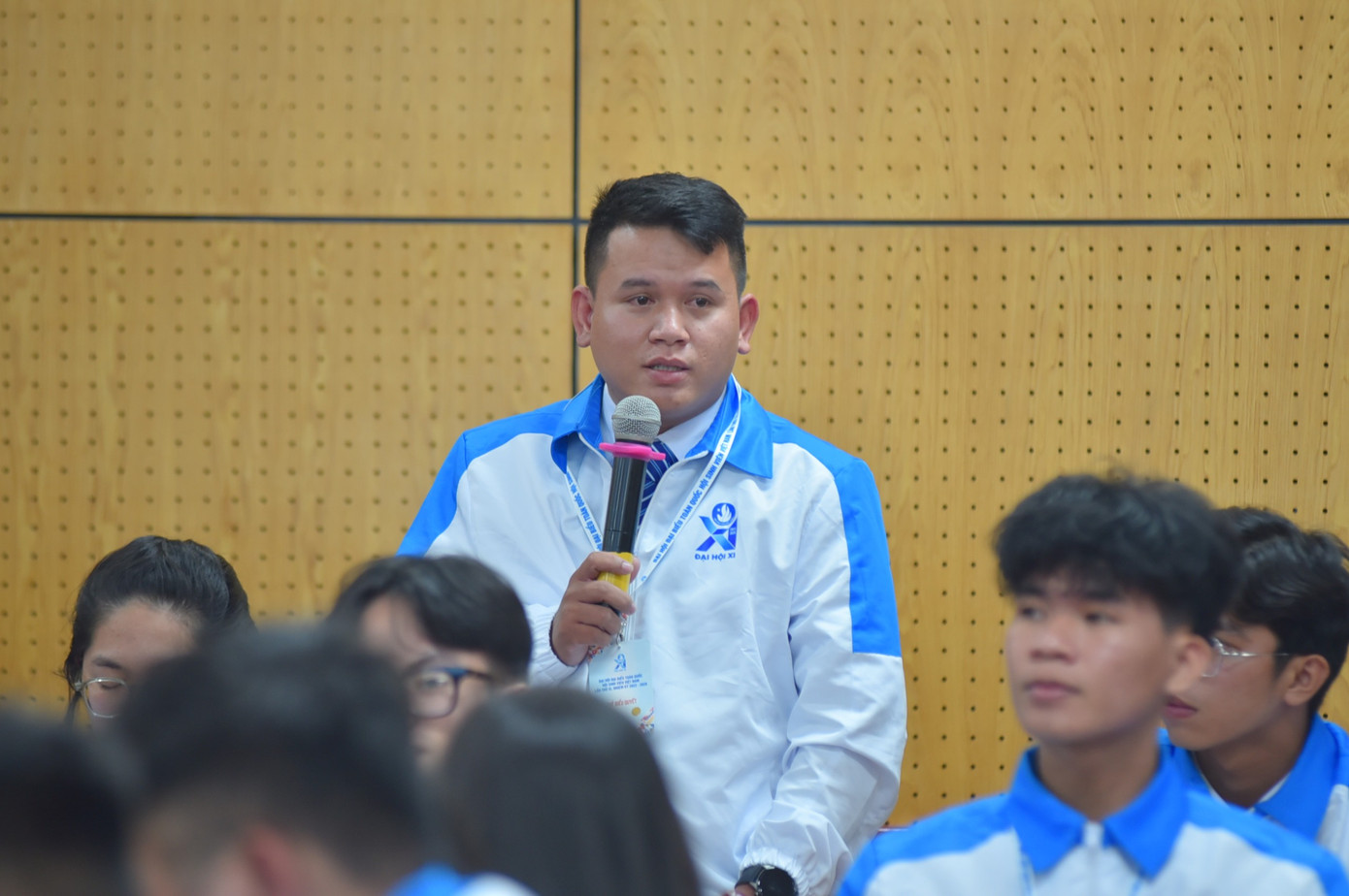 Các đại biểu sinh viên Việt Nam đang học tập tại nước ngoài đóng góp sôi nổi các ý kiến tại phiên thảo luận.