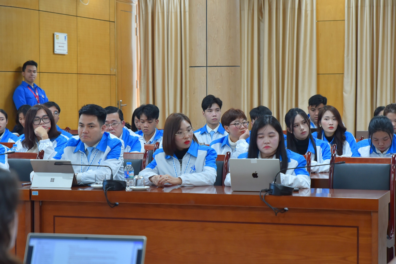 Các đại biểu tham dự tổ thảo luận.