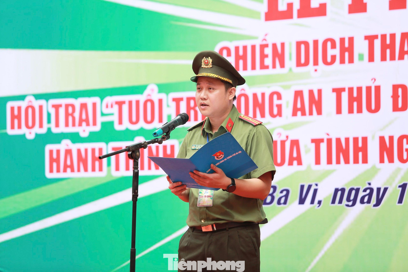 Thiếu tá Bùi Mạnh Hùng, Bí thư Đoàn Thanh niên Công an Thành phố Hà Nội phát biểu tại Lễ phát động &quot;Chiến dịch thanh niên tình nguyện hè 2022&quot;.