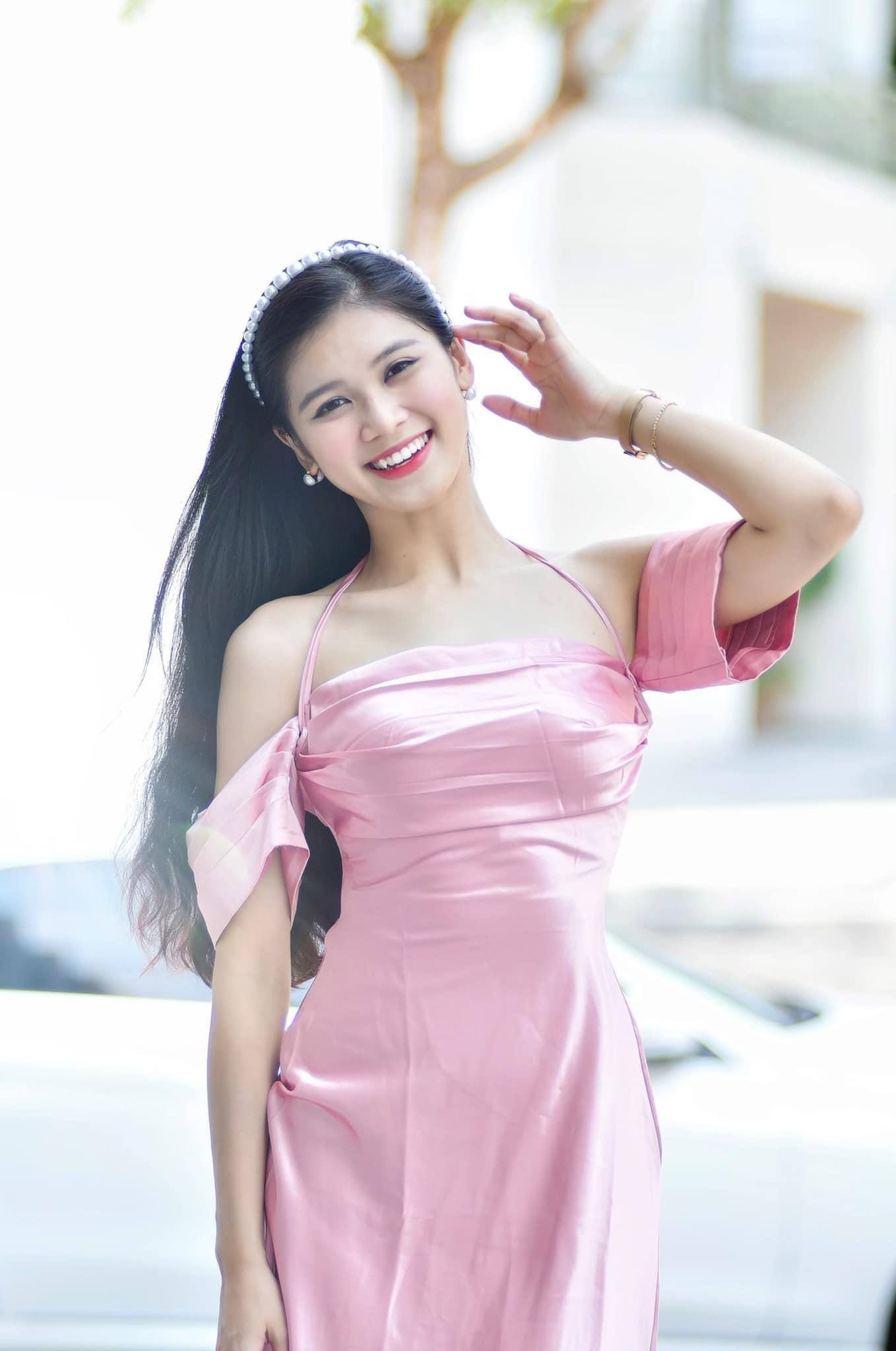 Hoa Tiên có nhan sắc khả ái và luôn thu hút sự chú ý của khán giả mỗi khi cầm mic. Hoa Tiên có nhan sắc khả ái và luôn thu hút sự chú ý của khán giả mỗi khi cầm mic.