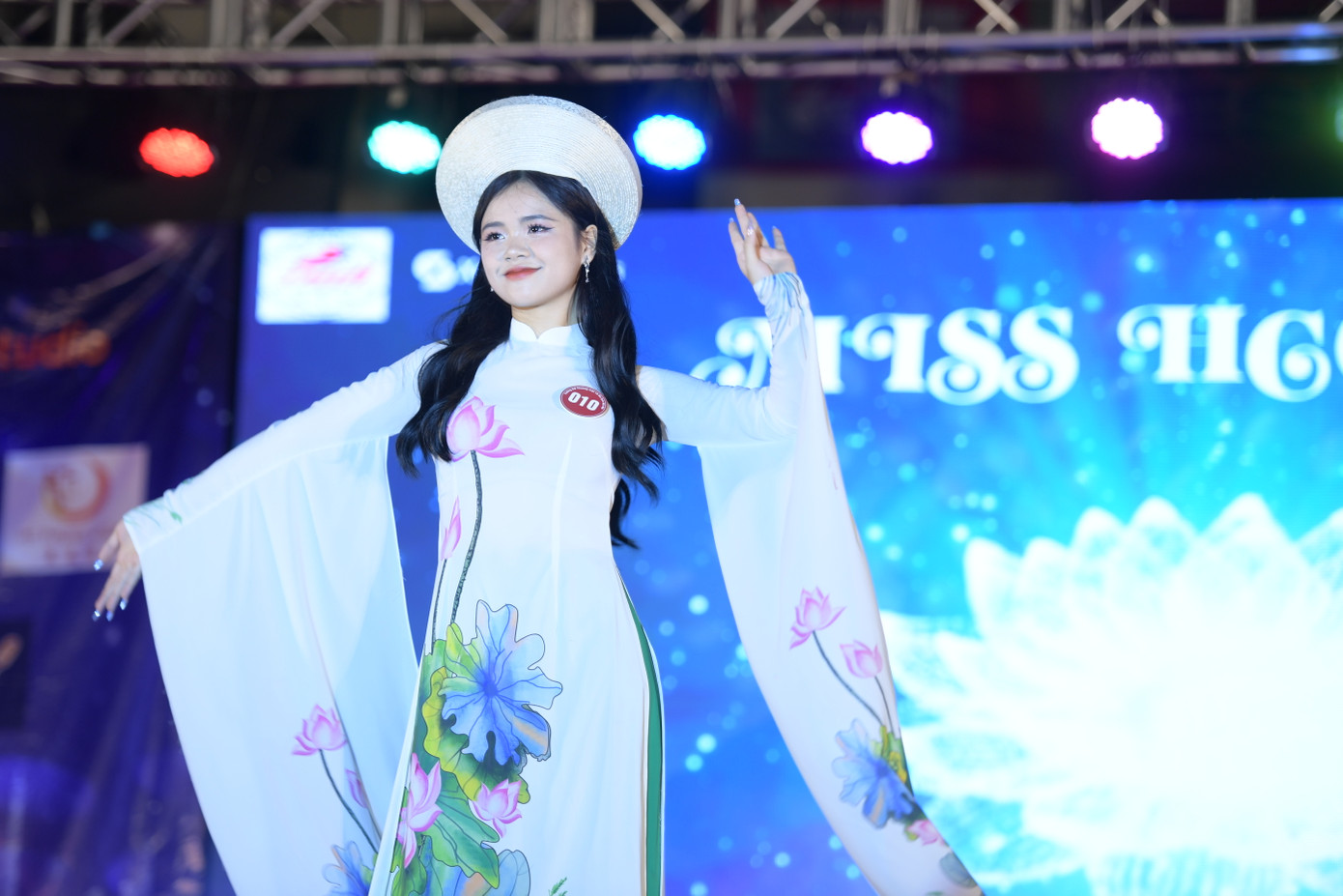 Các thí sinh tỏa sáng trong đêm chung kết. Ảnh: Dương Triều