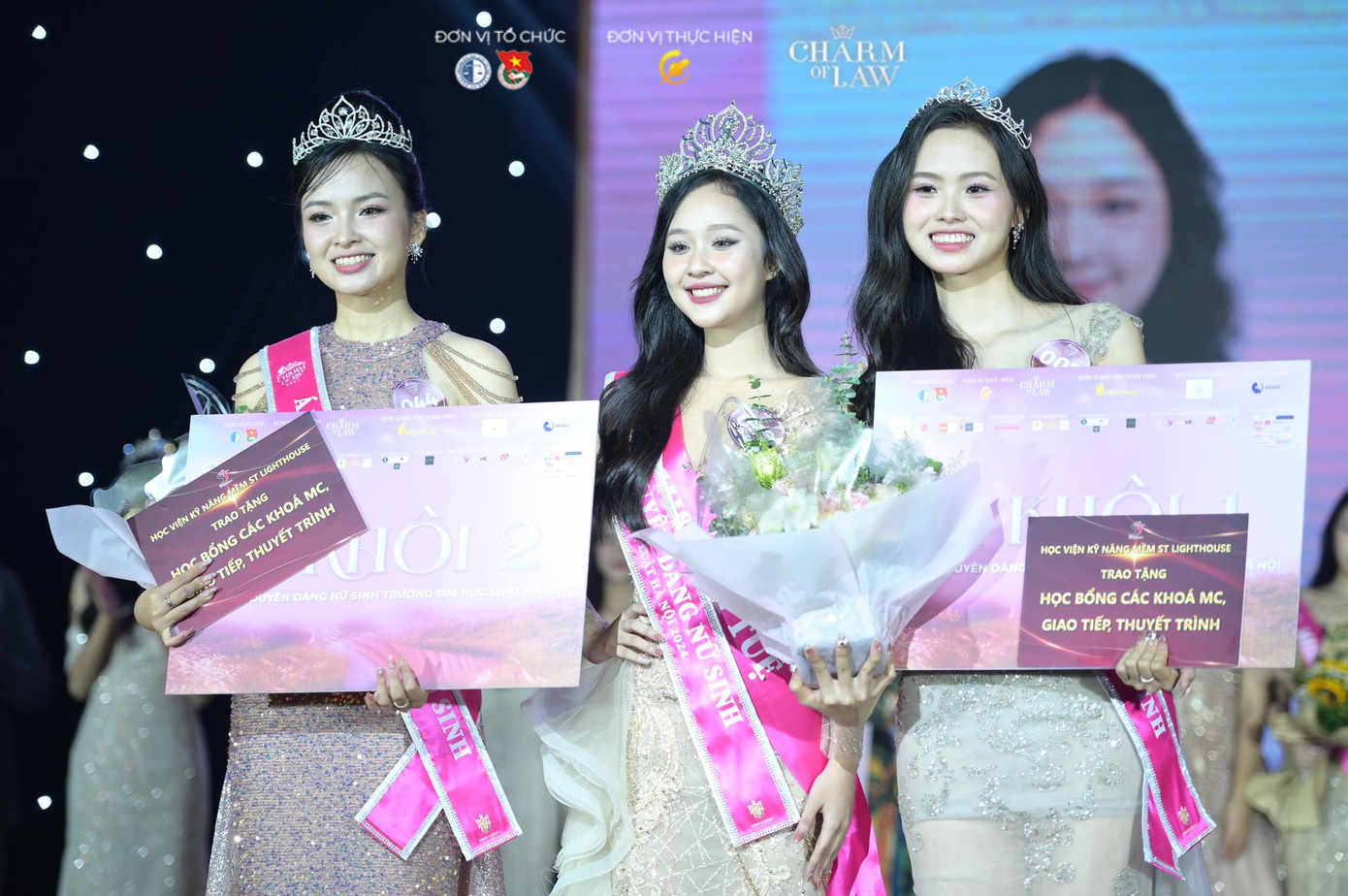 Charm of Law 2024 đã tìm ra Hoa khôi Vũ Lâm Bảo Ngọc, Á Khôi 1 Trần Diệu Linh và Á Khôi 2 Nguyễn Bích Ngọc. Ảnh: HLU. Charm of Law 2024 đã tìm ra Hoa khôi Vũ Lâm Bảo Ngọc, Á Khôi 1 Trần Diệu Linh và Á Khôi 2 Nguyễn Bích Ngọc. Ảnh: HLU.