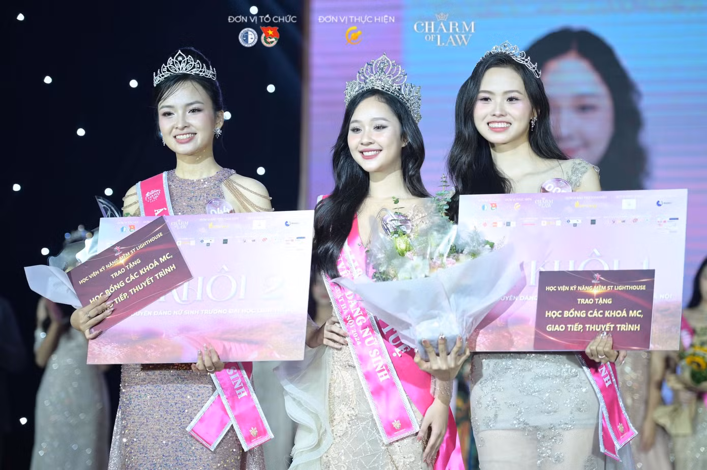 Charm of Law 2024 đã tìm ra Hoa khôi Vũ Lâm Bảo Ngọc, Á Khôi 1 Trần Diệu Linh và Á Khôi 2 Nguyễn Bích Ngọc. Ảnh: HLU.