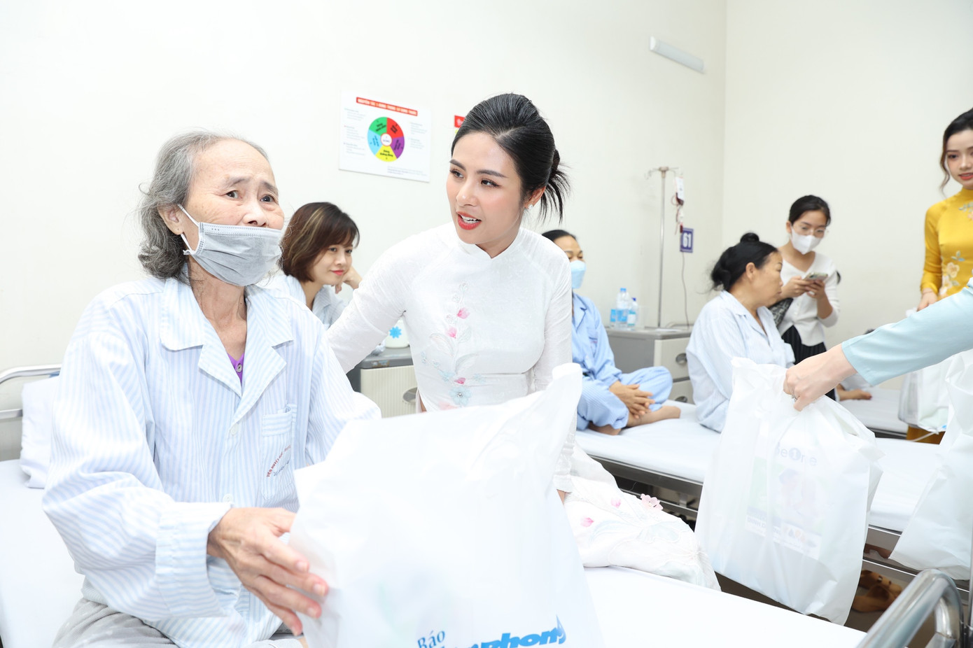Các hoa hậu, người đẹp thăm hỏi, động viên các bệnh nhân. Các hoa hậu, người đẹp thăm hỏi, động viên các bệnh nhân.