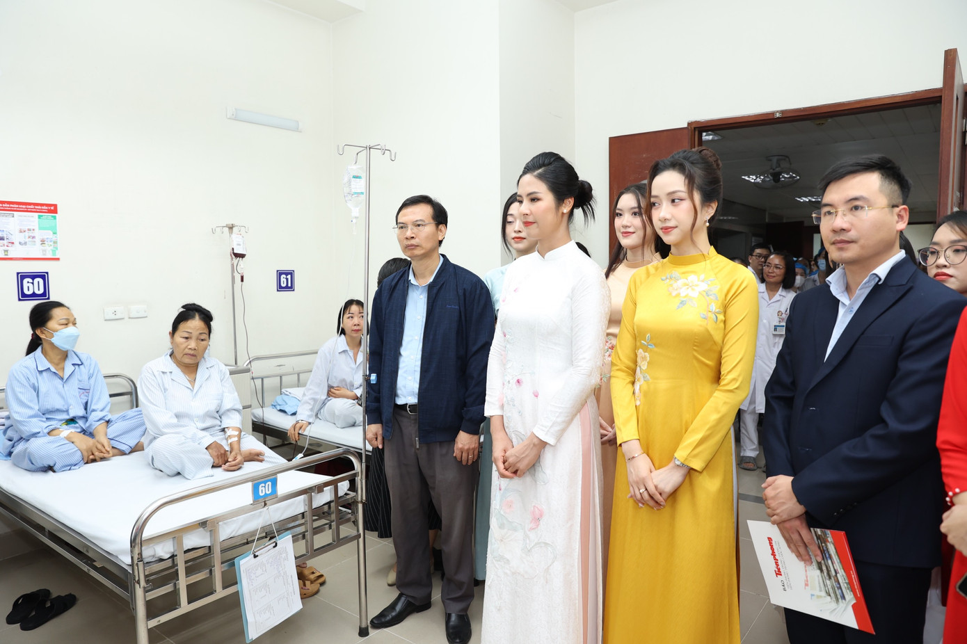 Các hoa hậu, người đẹp thăm hỏi, động viên các bệnh nhân. Các hoa hậu, người đẹp thăm hỏi, động viên các bệnh nhân.