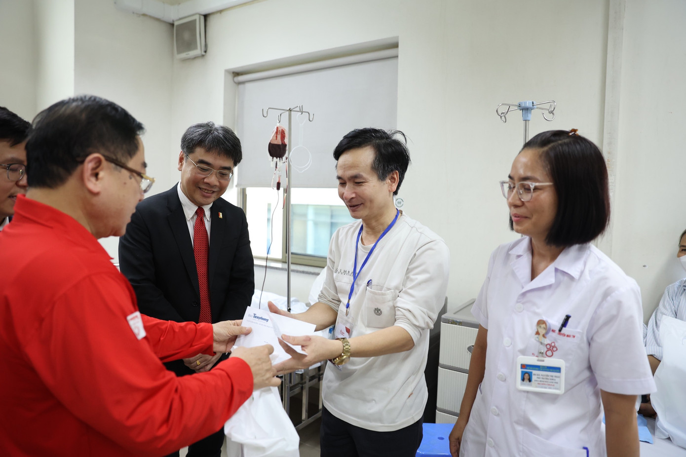 Nhà báo Lê Xuân Sơn - Tổng Biên tập báo Tiền Phong thăm hỏi, động viên các bệnh nhân. Nhà báo Lê Xuân Sơn - Tổng Biên tập báo Tiền Phong thăm hỏi, động viên các bệnh nhân.