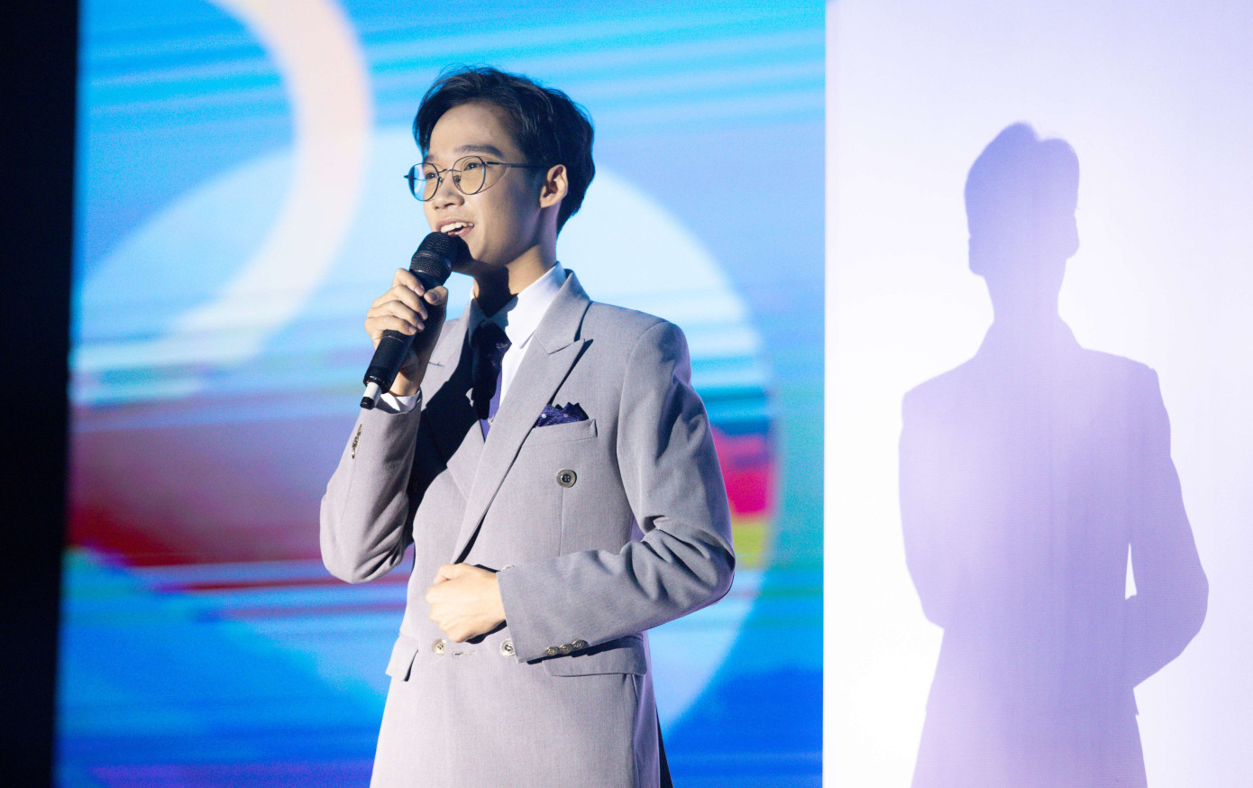 Hoàng Anh Quân tự tin thể hiện bản sắc trên sân khấu. Ảnh: BTC