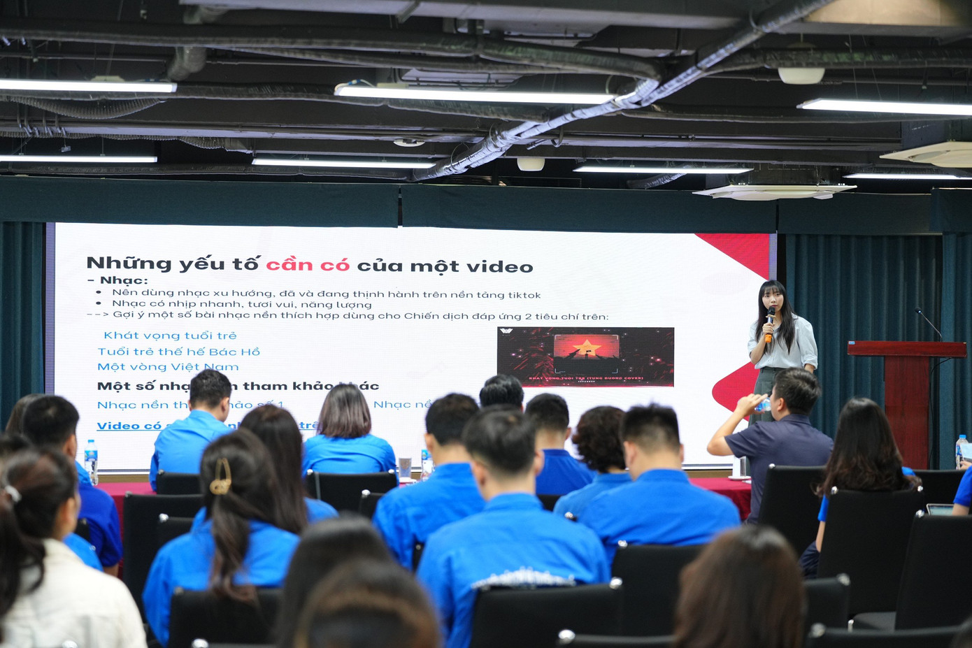 Cán bộ trẻ sôi nổi tham gia chương trình tập huấn. Cán bộ trẻ sôi nổi tham gia chương trình tập huấn.