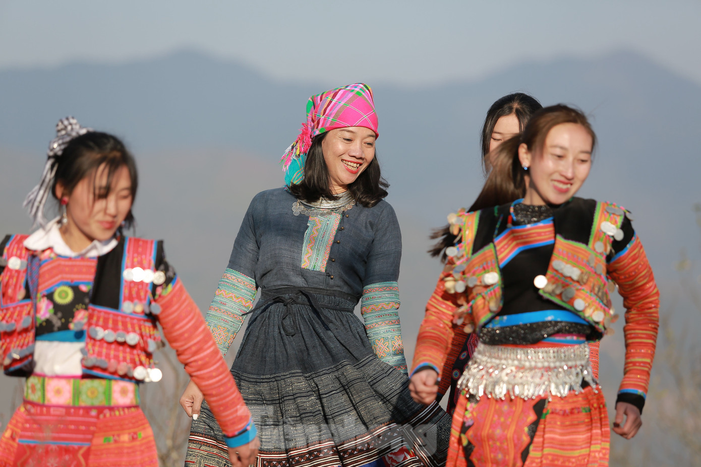 Các cô gái người Mông dịu dàng, uyển chuyển trong từng điệu múa.