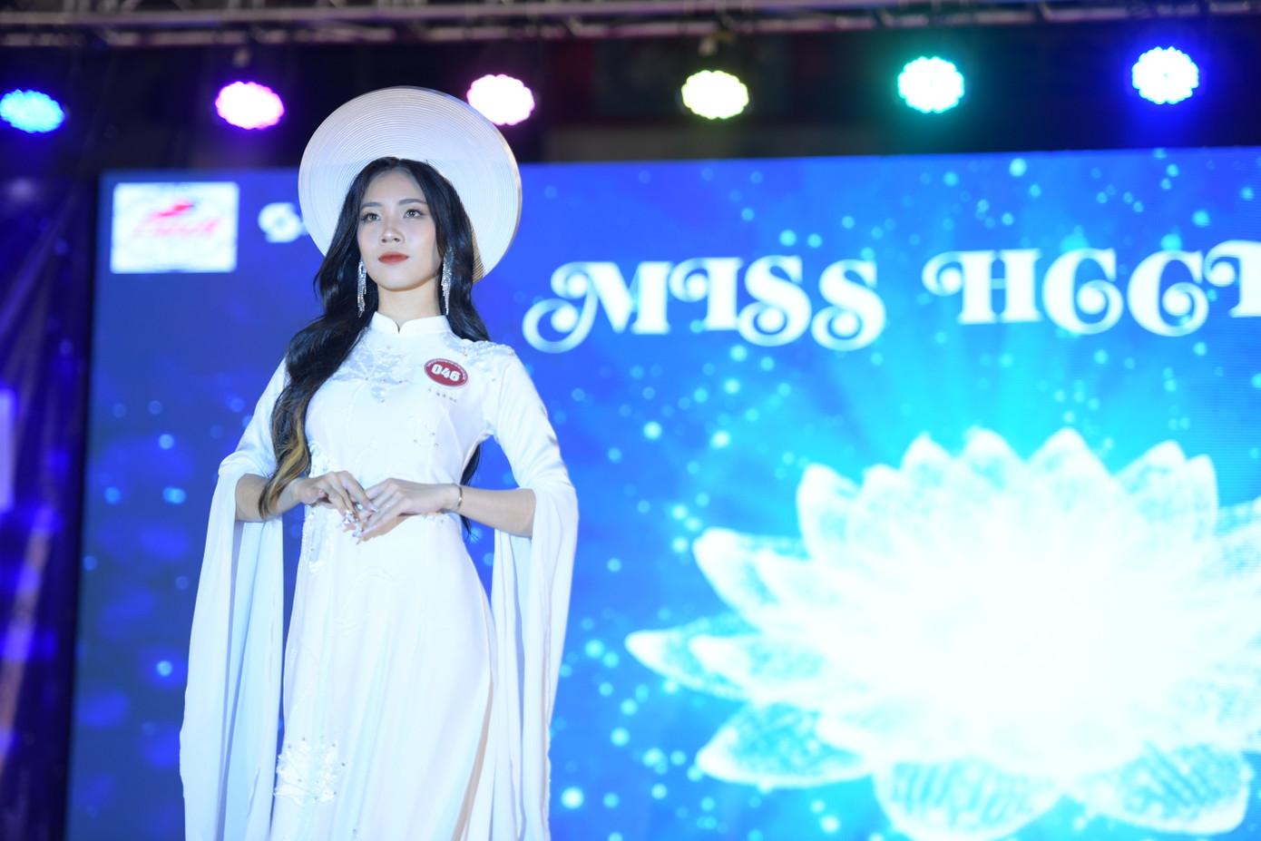 Các thí sinh tỏa sáng trong đêm chung kết. Ảnh: Dương Triều