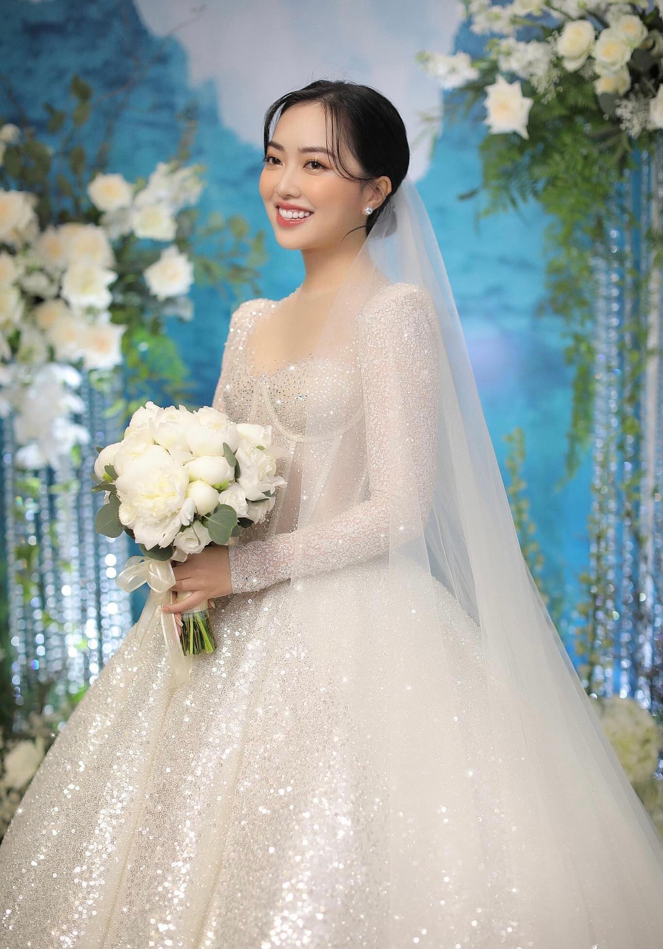 Hot girl Mai Hà Trang - vợ cầu thủ Đức Chinh diện váy cưới 870 triệu đồng khiến cộng đồng mạng trầm trồ.