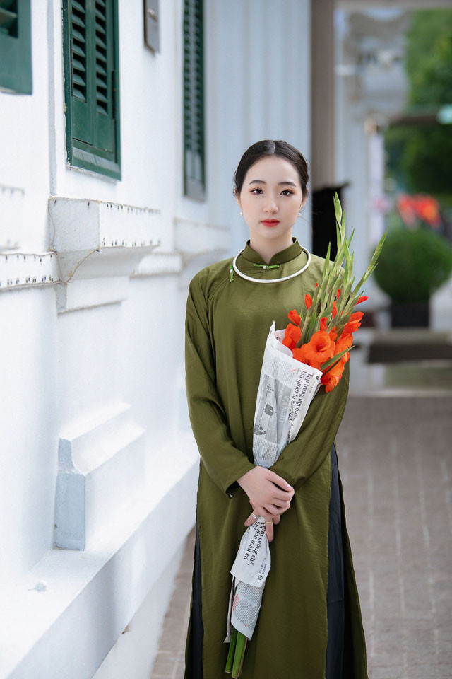 Hoa dơn - một loại hoa được nhiều gia đình ưa thích lựa chọn trang trí vào dịp Tết. Vì vậy, các bạn nữ cũng chọn loại hoa đặc trưng này để tạo điểm nhấn cho bộ ảnh đón xuân. Hoa dơn - một loại hoa được nhiều gia đình ưa thích lựa chọn trang trí vào dịp Tết. Vì vậy, các bạn nữ cũng chọn loại hoa đặc trưng này để tạo điểm nhấn cho bộ ảnh đón xuân.