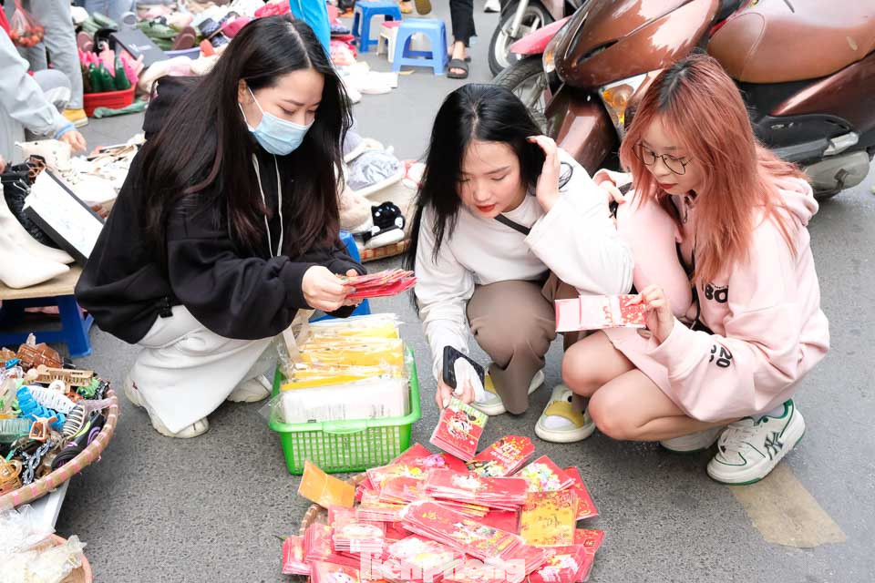 Nữ sinh viên đang chọn mẫu lì xì để về quê mừng tuổi người thân, cho các em nhỏ trong gia đình.