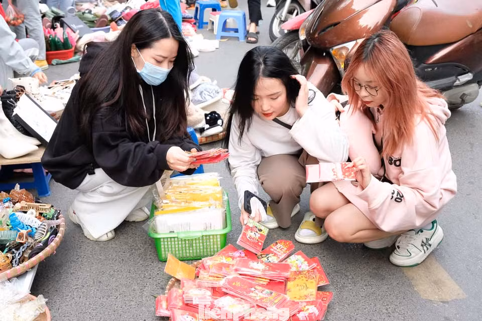 Nữ sinh viên đang chọn mẫu lì xì để về quê mừng tuổi người thân, cho các em nhỏ trong gia đình.