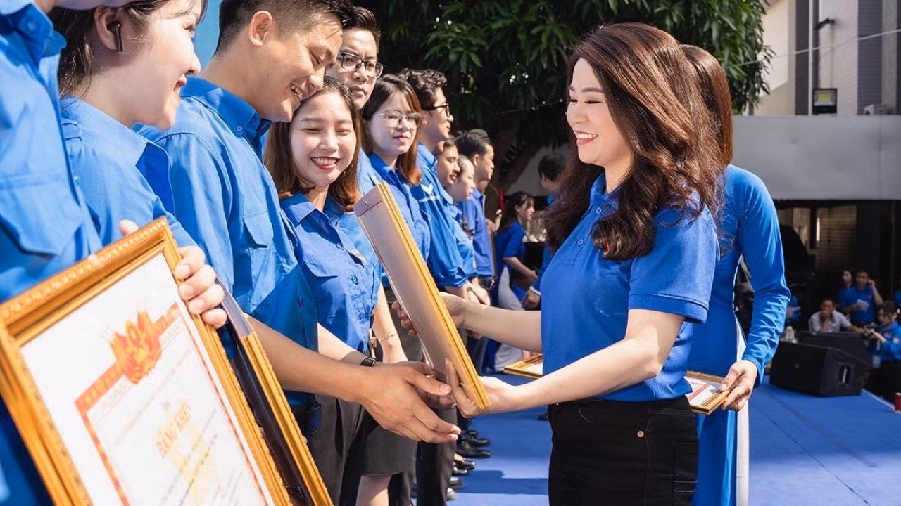 Bí thư Thành Đoàn Hà Nội trao tặng bằng khen cho các cơ sở Đoàn có thành tích xuất sắc