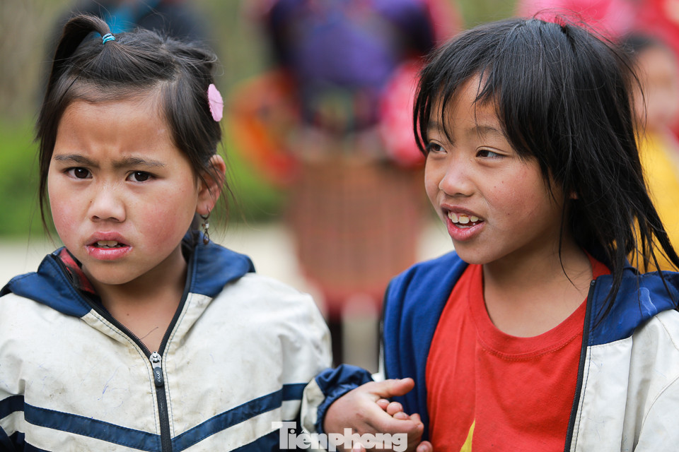 Du khách đặt chân tới các huyện vùng cao của tỉnh Sơn La không chỉ bị thu hút bởi vẻ đẹp thiên nhiên hùng vĩ của núi rừng mà còn có cảm giác gần gũi, thân thương của người dân nơi đây, nhất là nụ cười, gương mặt ngây thơ của trẻ em người Mông tại xã Hua Nhàn, huyện Bắc Yên. Du khách đặt chân tới các huyện vùng cao của tỉnh Sơn La không chỉ bị thu hút bởi vẻ đẹp thiên nhiên hùng vĩ của núi rừng mà còn có cảm giác gần gũi, thân thương của người dân nơi đây, nhất là nụ cười, gương mặt ngây thơ của trẻ em người Mông tại xã Hua Nhàn, huyện Bắc Yên.