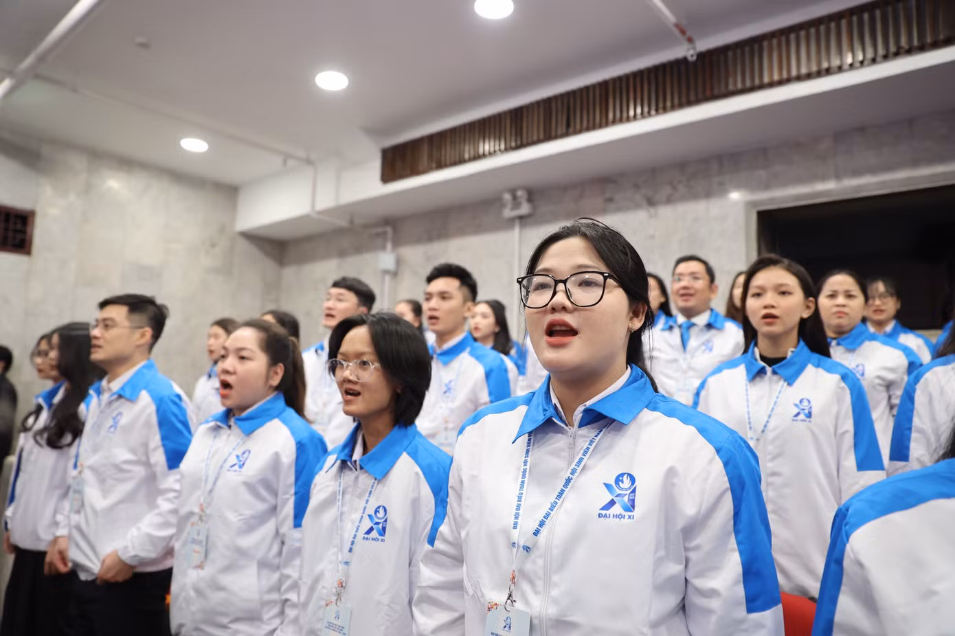 Đại biểu tham dự đại hội thực hiện nghi lễ chào cờ.