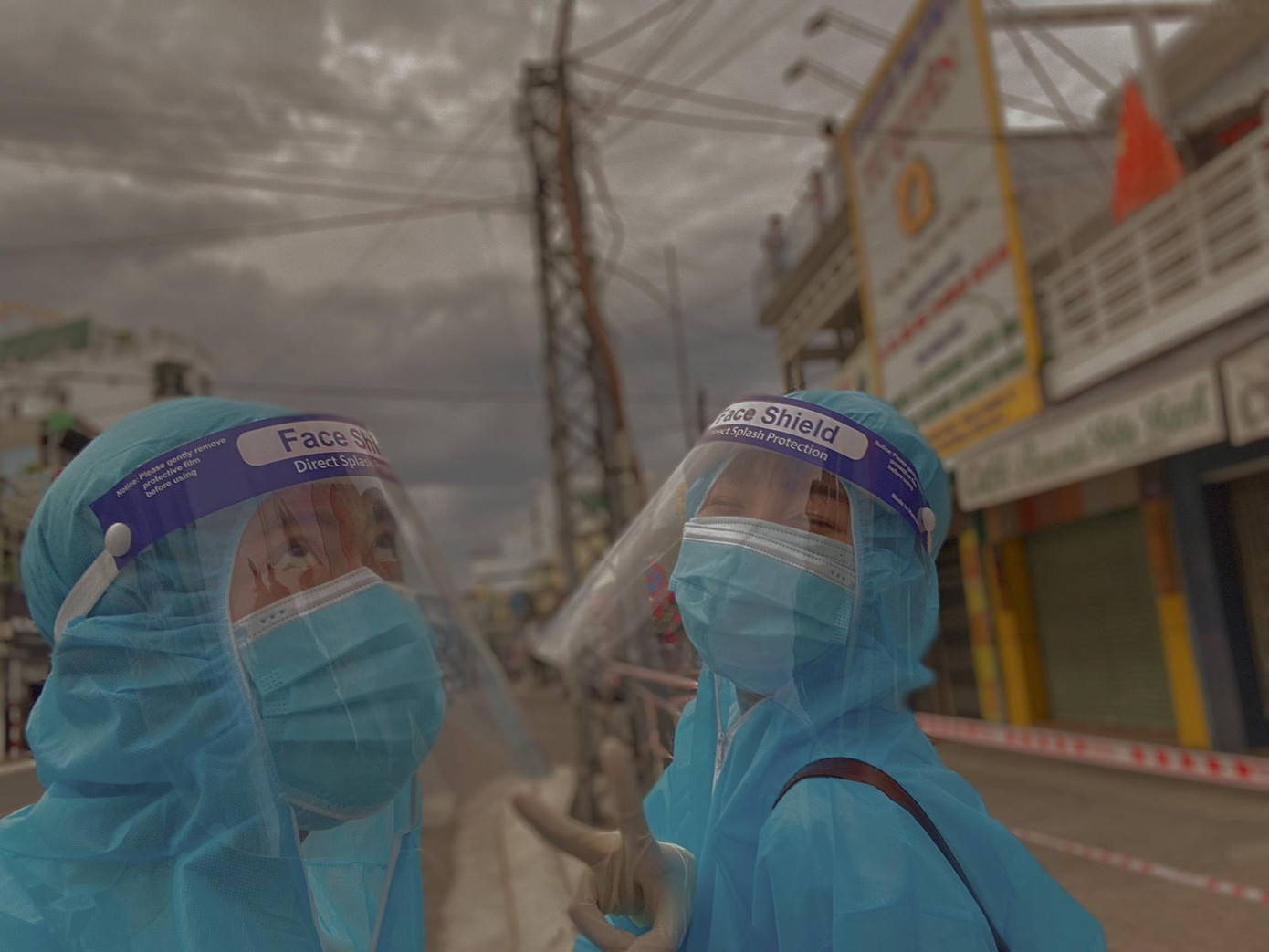 Cặp đôi Trâm và Long vui vẻ sau mỗi giờ làm việc.