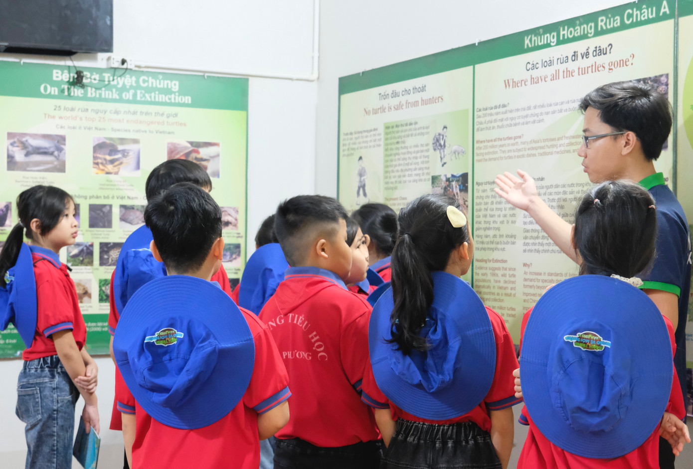 Các em thiếu được trải nghiệm và tham quan các khu bảo tồn bên trong VQG Cúc Phương. Ảnh: Châu Linh Các em thiếu được trải nghiệm và tham quan các khu bảo tồn bên trong VQG Cúc Phương. Ảnh: Châu Linh