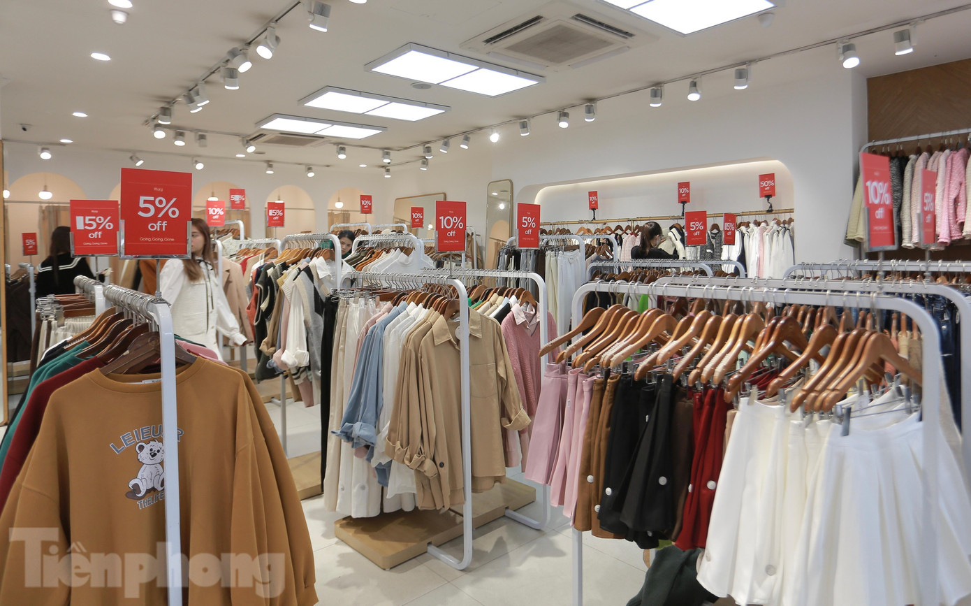 Một cửa hàng chỉ sale nhẹ từ 5% đến 15% nên khá vắng khách. Một cửa hàng chỉ sale nhẹ từ 5% đến 15% nên khá vắng khách.