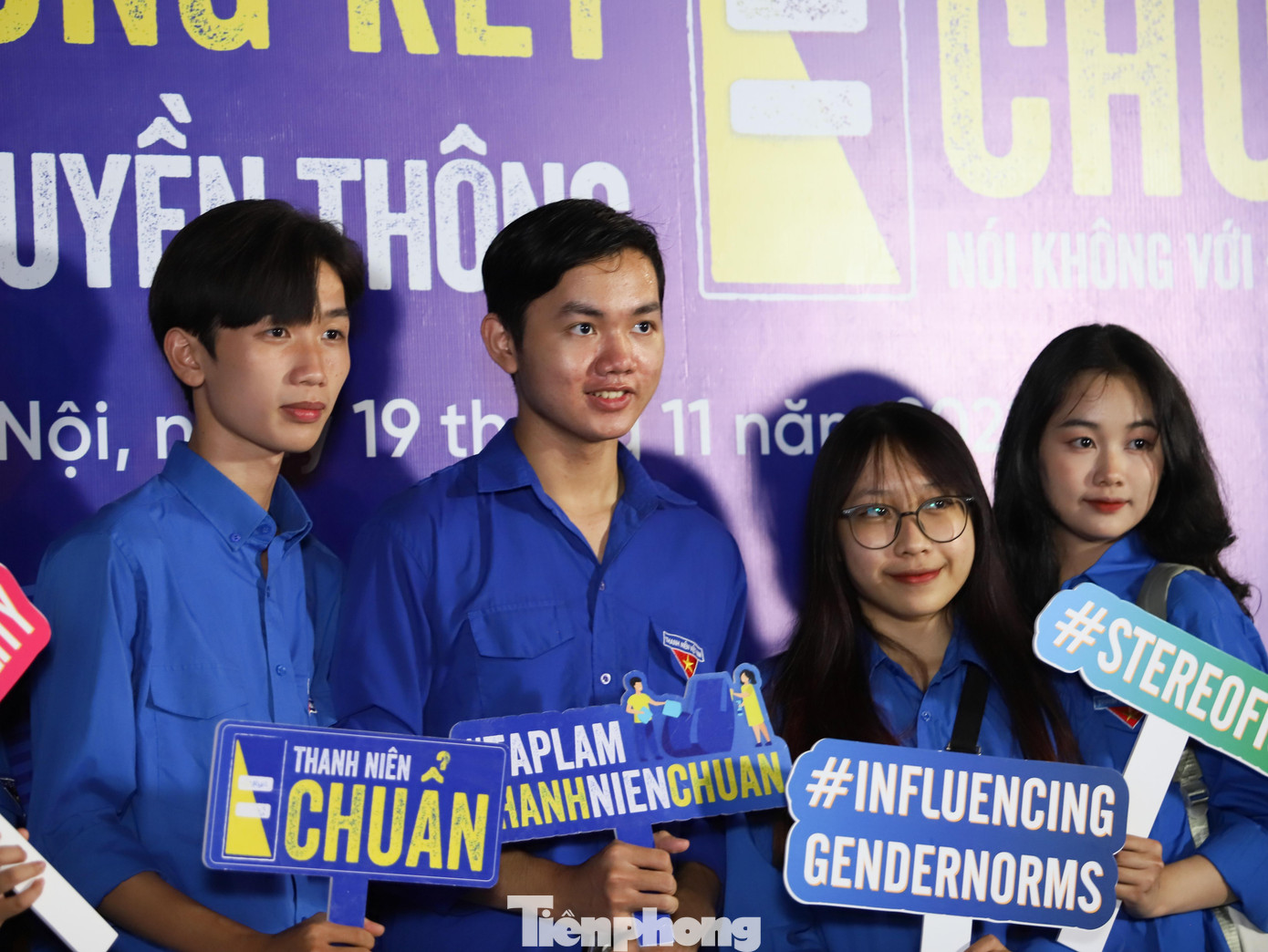 Các bạn cũng tích cực tuyên truyền bằng cách chụp ảnh với hashtag để chia sẻ lên mạng xã hội.