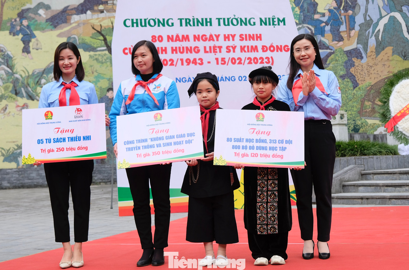 Hội đồng Đội Trung ương trao tặng những phần quà ý nghĩa cho các em thiếu nhi tỉnh Cao Bằng. - Ảnh: Châu Linh Hội đồng Đội Trung ương trao tặng những phần quà ý nghĩa cho các em thiếu nhi tỉnh Cao Bằng. - Ảnh: Châu Linh
