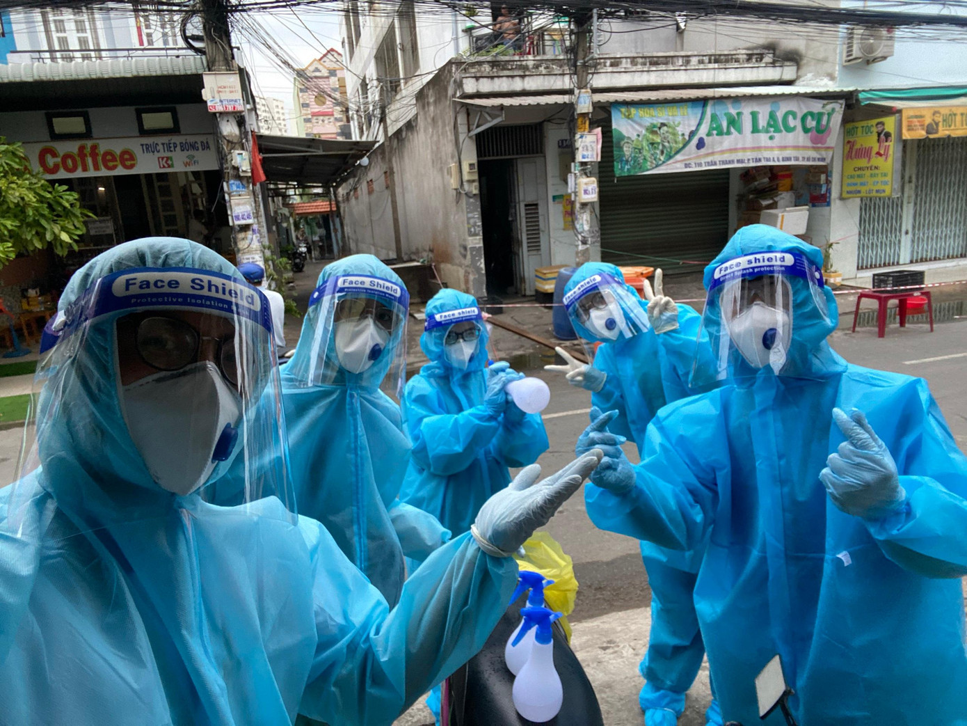 Tình nguyện tại tâm dịch nhưng bạn trẻ TP HCM luôn sẵn sàng, không lo sợ, xung kích cùng đội ngũ tuyến đầu. Tình nguyện tại tâm dịch nhưng bạn trẻ TP HCM luôn sẵn sàng, không lo sợ, xung kích cùng đội ngũ tuyến đầu.